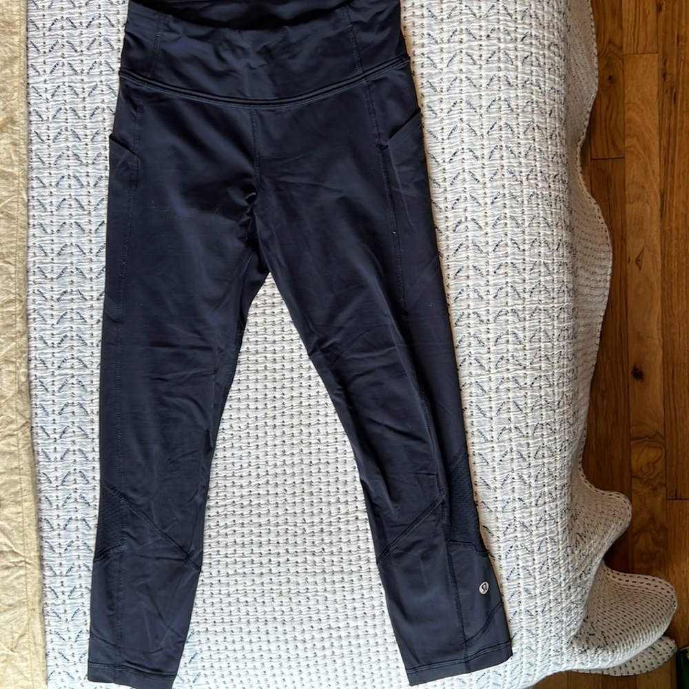 Lulu lemon leggings 7/8 length with mesh. Size 4.